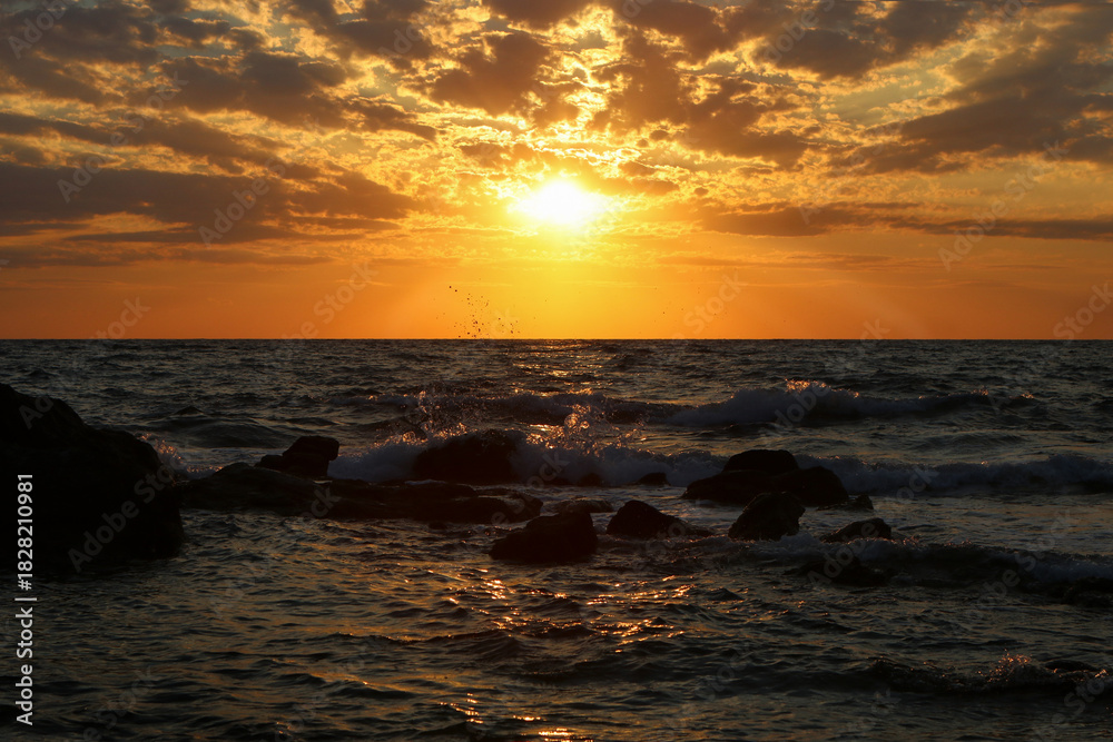 Fototapeta premium Golden Sunset with Splashing Waves