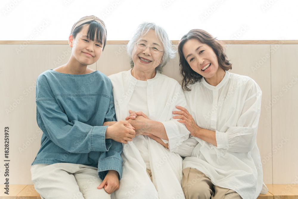 Obraz premium Three generations of parents and children (grandchild, mother, grandmother) sitting and talking 