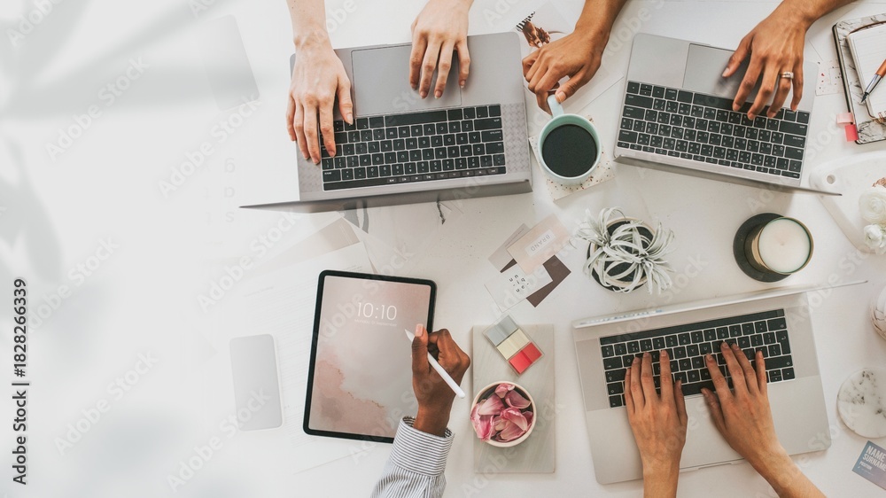 Obraz premium Businesswomen working together aerial view remix