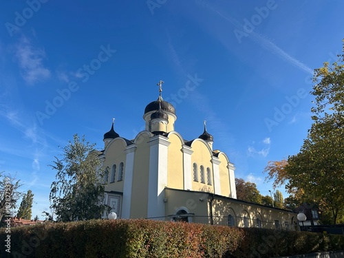 Tableau sur toile Berlin Germany October 2025 Yellow Orthodox style church with onion domes behind