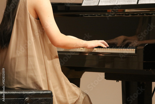 	ピアノを弾く女性