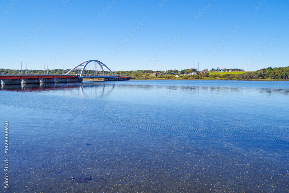 Obraz premium 温根沼に掛かる温根沼大橋