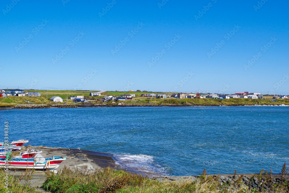Fototapeta premium 太平洋に面した根室市の歯舞の町並み
