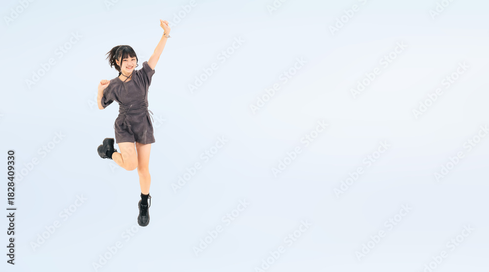 Fototapeta premium 元気にジャンプする10代の女性の全身写真