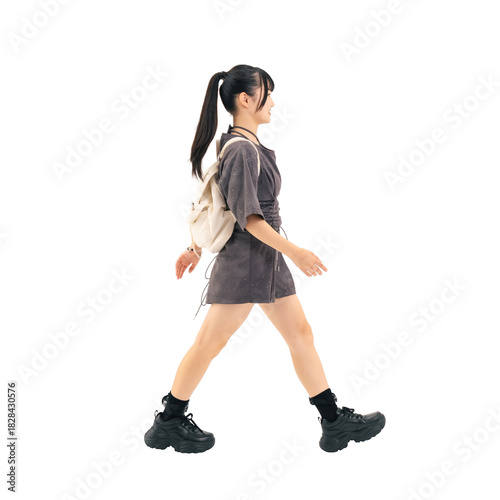 歩く10代の女性　手作業で精密に切り抜いた背景透過全身写真PNG