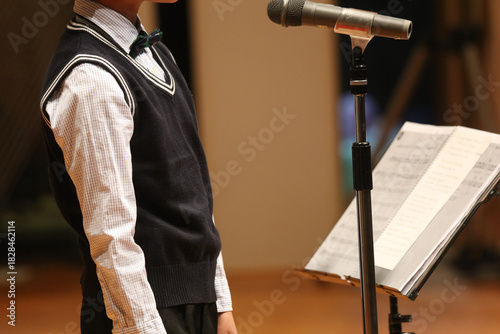 ステージ上で歌う男の子