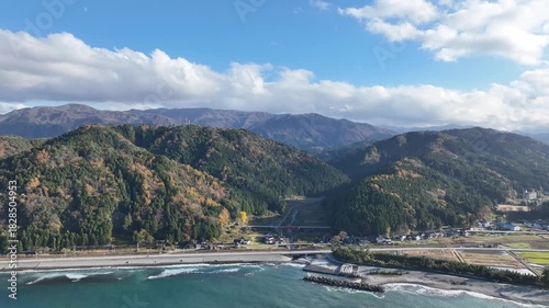 日本の富山県東部の朝日町笹川地区周辺の海岸線