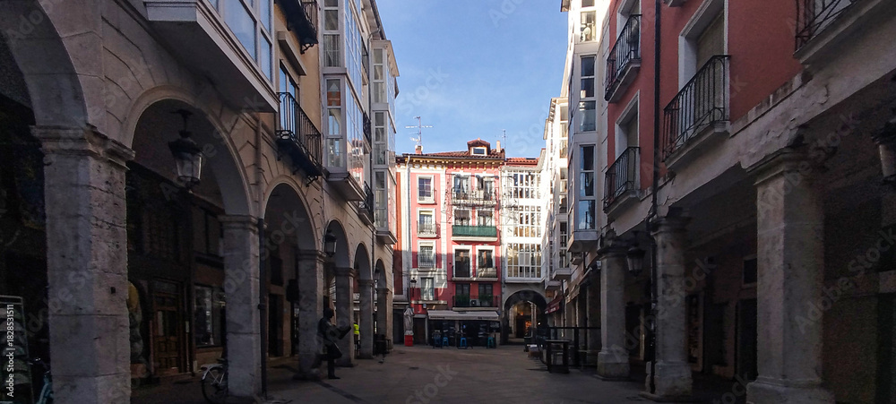 Fototapeta premium Calle porticada y peatonal en el casco histórico de la ciudad con edificios coloridos en Burgos, España