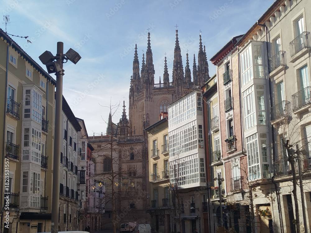 Fototapeta premium Vista de la catedral gótica de Burgos, España a través de la arquitectura urbana de un barrio histórico español