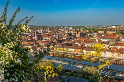 Blick vom Marienberg über die historische Altstadt von Würzburg, Unterfranken, mit den Häusern, Kirchen, der Alten Mainbrücke und dem Fluss Main im Nachmittagslicht