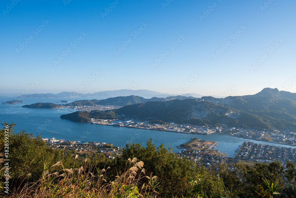 Fototapeta premium 日本の香川県高松市屋島のとても美しい秋の風景