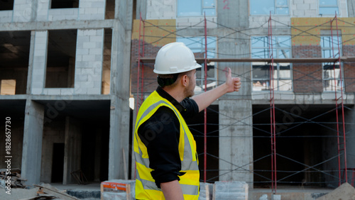 Foto A construction foreman conducts an inspection at a construction site