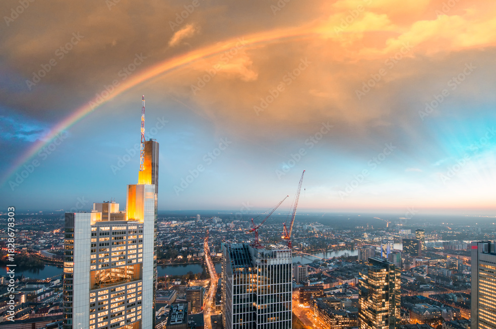 Naklejka premium Rainbow over city skyline