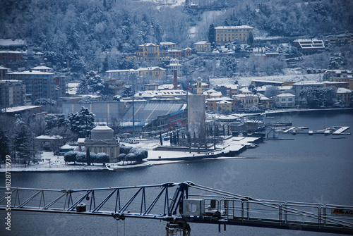 La zona a lago innevata a Como, Lombardia, Italia.
