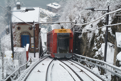La Funicolare Como-Brunate si muove in mezzo alla neve a Como, Lombardia, Italia.