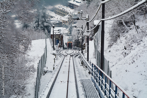 Il tracciato della Funicolare Como-Brunate in una giornata di neve a Como, Lombardia, Italia.