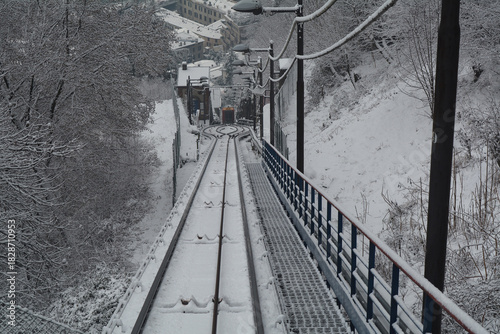 Il tracciato della Funicolare Como-Brunate in una giornata di neve a Como, Lombardia, Italia.