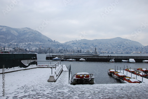Il lungolago innevato di Como, Lombardia, Italia.