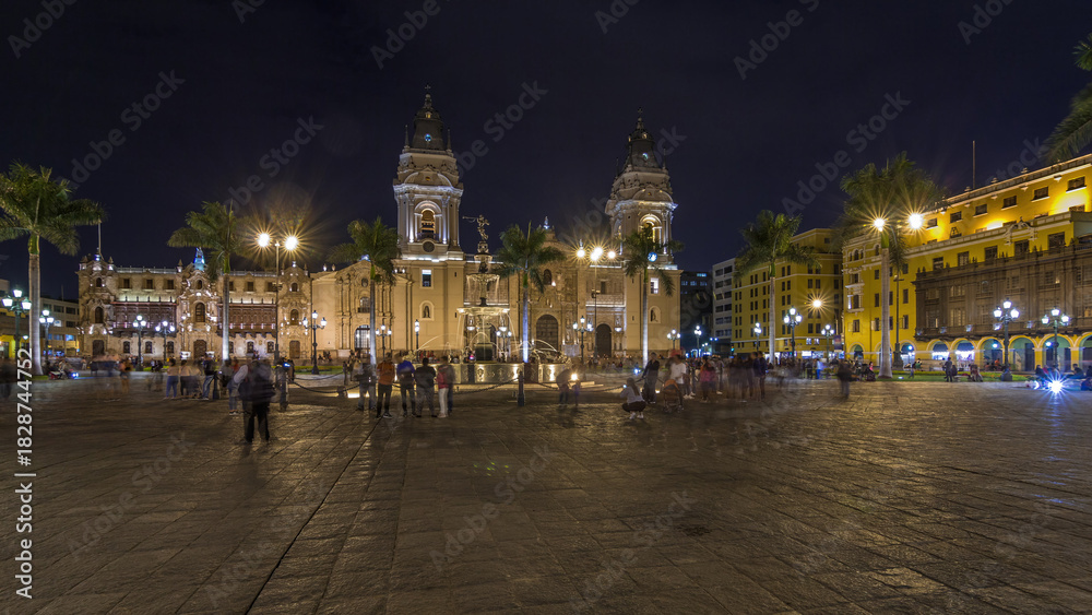 Fototapeta premium Fountain on The Plaza de Armas day to night timelapse, also known as the Plaza Mayor