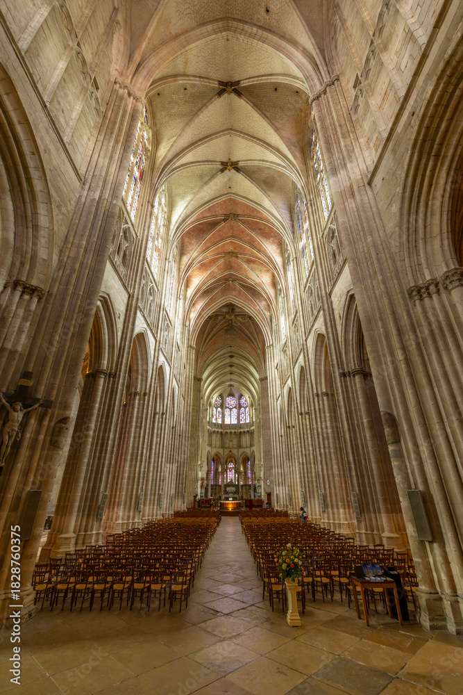 Fototapeta premium Cathedrale Saint Etienne Auxerre interior showing gothic architecture