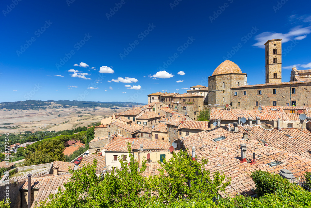 Obraz premium Volterra cityscape historical architecture and rural landscape view