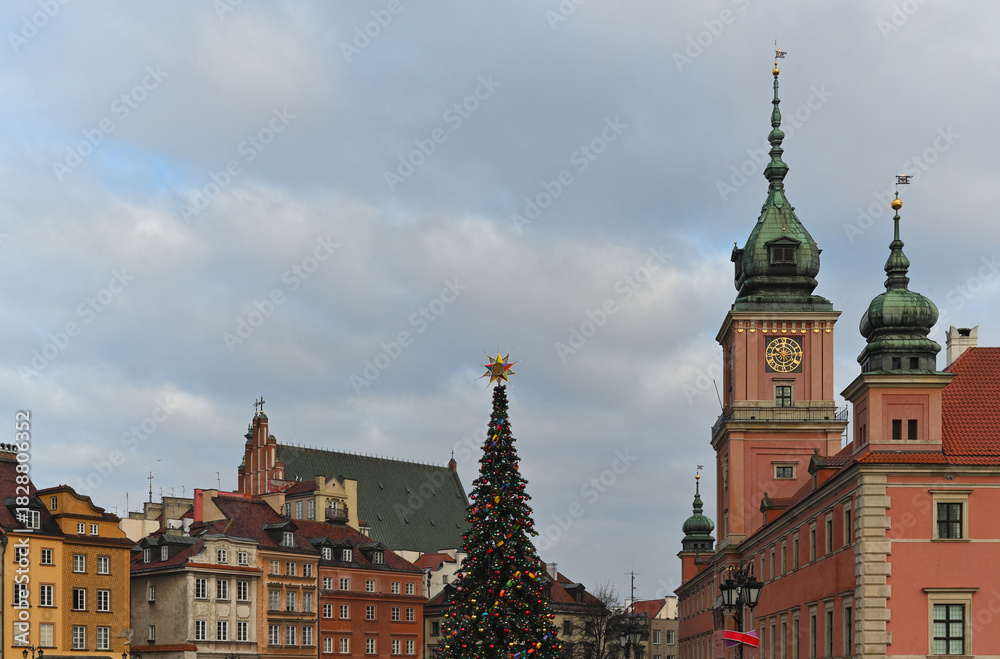 Fototapeta premium Warszawa, Stare miasto, Plac zamkowy, zamek królewski, gwiazda betlejemska ,xmas tree star,Moravian star on the Christmas tree,warsaw,Christmas,Old Town,Choinka, bożonarodzenie, Royal Castle in Warsaw