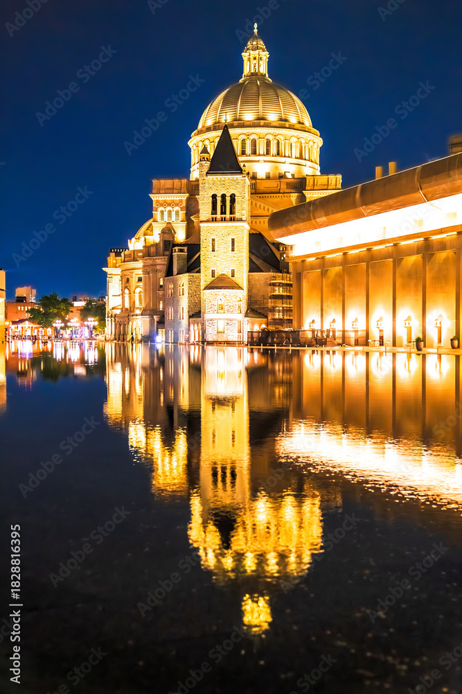 Fototapeta premium Boston, MA. Reflecting Pool at the Christian Science Plaza in Boston evening view