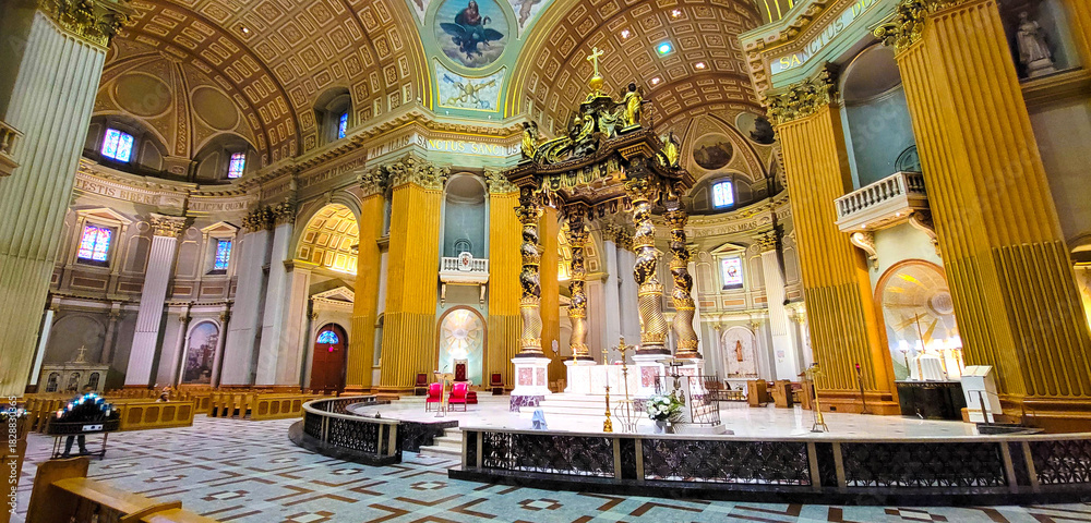 Obraz premium Montréal : la basilique-cathédrale Marie-Reine-du-Monde