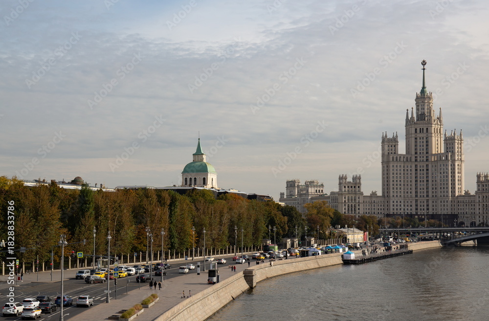 Obraz premium A beautiful view of the Kremlin towers in Zaryadye Park in Moscow in summer