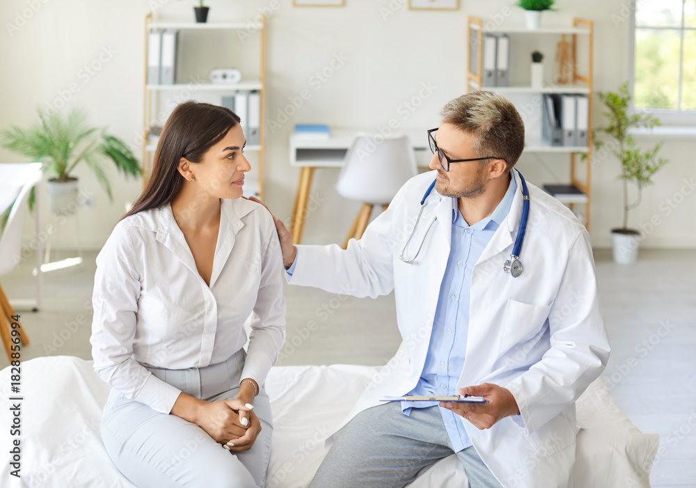 Obraz premium Doctor or nurse consulting with a patient in a hospital, offering medical care, help, and healthcare assistance. Consultation ensures proper support during the visit, enhancing the patient experience.