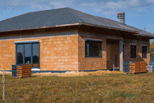 Canvastavla Construction of a single-family house made of red ceramic blocks.