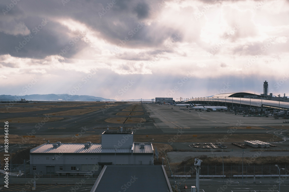 Fototapeta premium 関西国際空港・展望デッキ、ターミナルと滑走路を一望できるデッキ、大阪、日本
