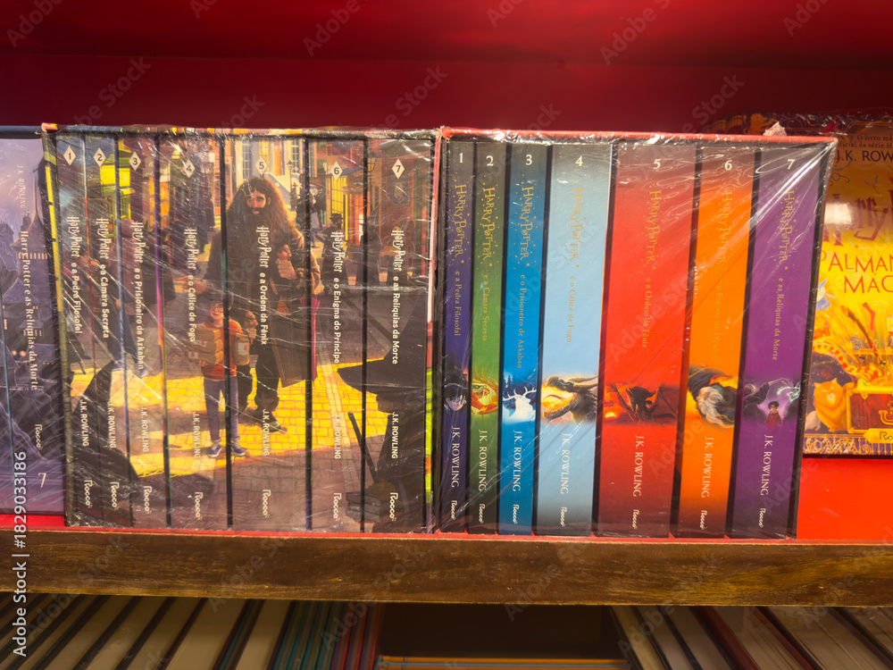 Fototapeta premium BELO HORIZONTE, MG, BRAZIL – NOVEMBER, 26, 2025: Portuguese language Harry Potter book series by J.K. Rowling displayed on a store shelf.