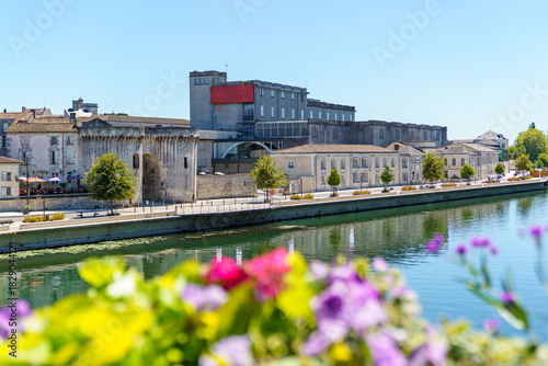 Foto The embankment of the Charente River in the city of Cognac France Several buildi