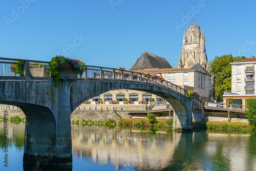 Foto An arched bridge over the Charente River in Saintes, France