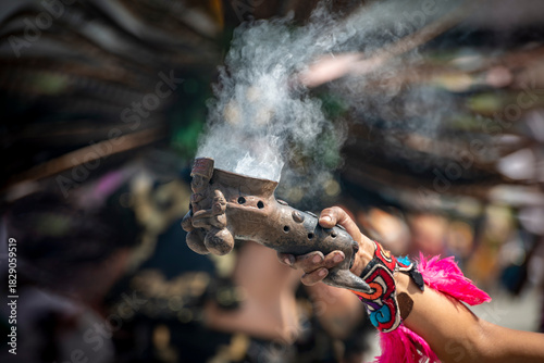 Fotografia Aztec healer with an urn