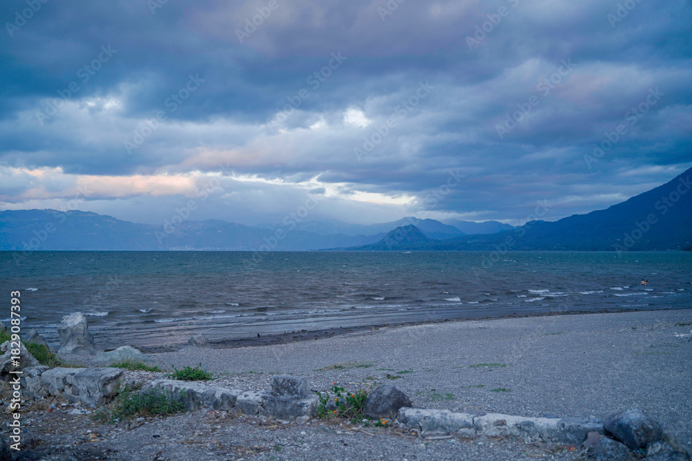 Obraz premium Cerro De Oro, Atitlán, Guatemala, playa San Pedro La Laguna