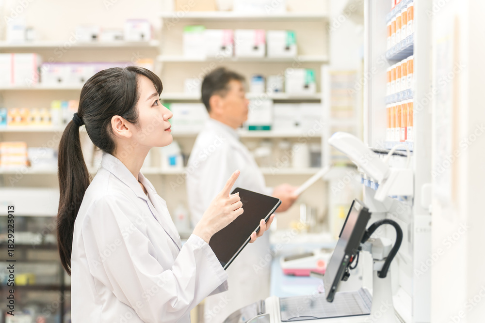 Obraz premium Pharmacists working in dispensing rooms at pharmacies, hospitals, and drugstores (prescriptions, medicines, supplements) 
