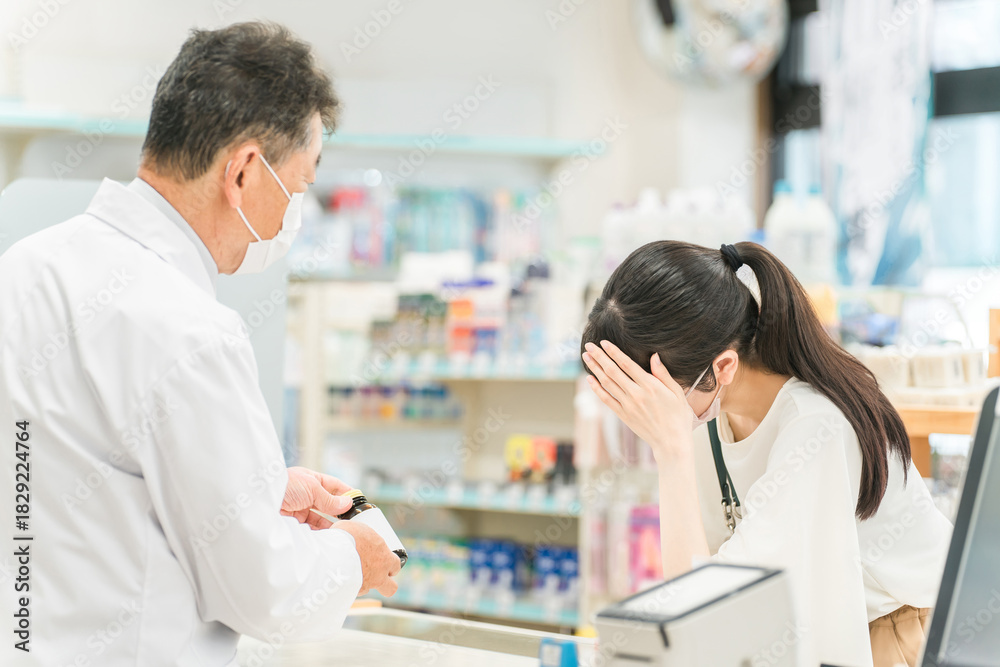 Obraz premium A pharmacist gives advice to a woman who is feeling unwell at a hospital/pharmacy 