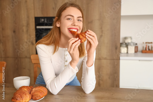 Beautiful young woman eatin...