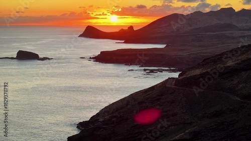 magnifique timelaps stabilisé pris en drone d'un couché de soleil de l'ile de UA HUKA aux marquises en polynésie francaise