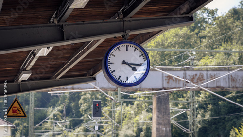 Foto Bahnhofsuhr an Bahnsteig