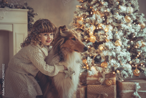 Hübsches kleines Mädchen mit Locken steht mit ihrem rough Collie  sable vor dem Weihnachtsbaum zu Weihnachten, Abendstimmung mit Lichtern Var. 2