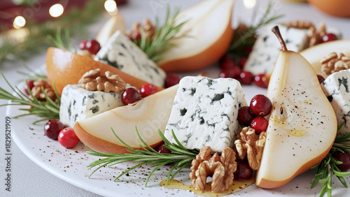 クリスマスにふさわしいリースの形に盛り付けられたゴールデンペアとブルーチーズのホリデーリース