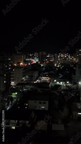 日本のドローン映像　地方都市の夜景を上昇しながらパーンダウンして空撮
