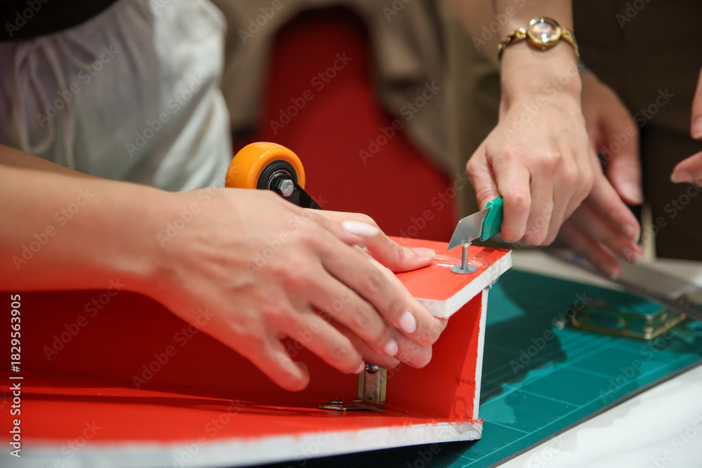 Obraz premium Witness artistry in action! Detailed craftsmanship as skilled hands carefully create a unique, handmade design, perfect for showcasing creativity and skilled hobbies.