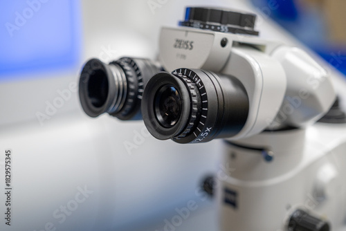 Bild auf Leinwand A close-up view of the ZEISS surgical microscope component, including the binocu
