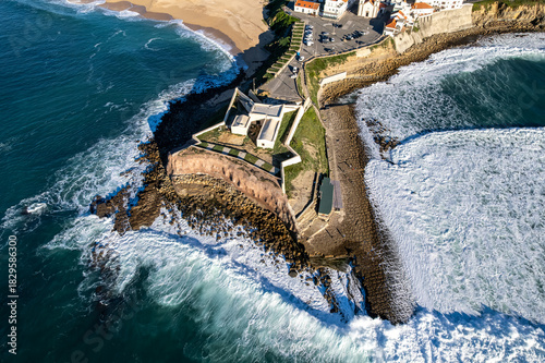 Luftaufnahme von den Wellen, dem Strand und der Festung Forte da Praia da Consolação in Portugal