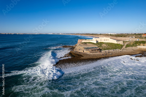 Luftaufnahme von den Wellen, dem Strand und der Festung Forte da Praia da Consolação in Portugal