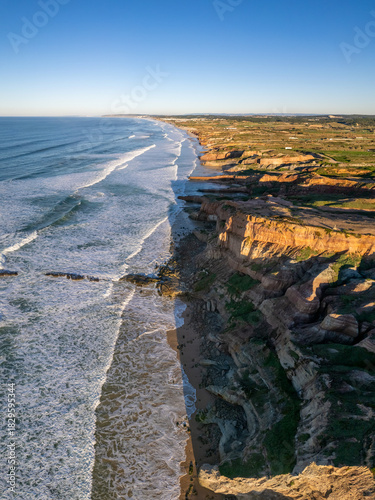 Luftaufnahme der Küste, Klippen und Strand der Praias Baleal bei Peniche in Portugal